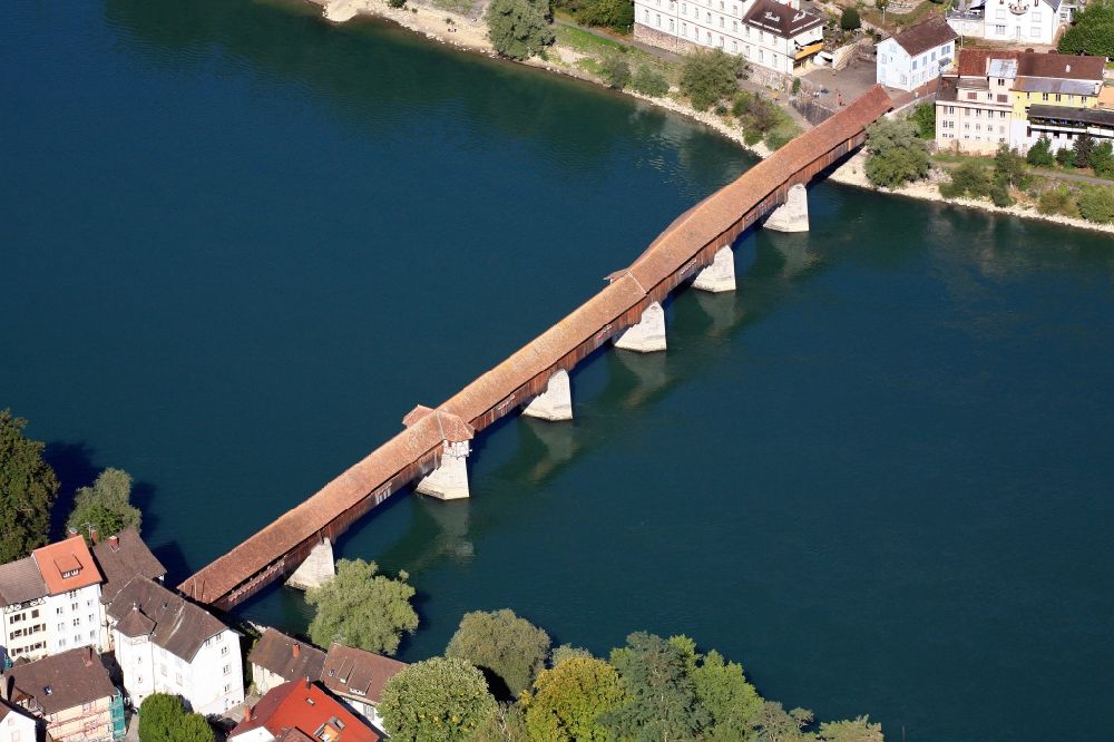 Bad Säckingen von oben - Historisches Brückenbauwerk über den Rhein in Bad Säckingen im Bundesland Baden-Württemberg