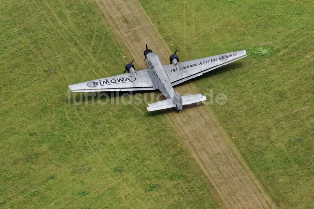 Luftaufnahme Oberschleißheim - Historisches Flugzeug JU 52 beim Rollen auf dem Flugplatz Schleißheim bei Oberschleißheim im Bundesland Bayern