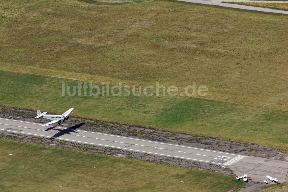 Oberschleißheim von oben - Historisches Flugzeug JU 52 beim Start von Oberschleißheim im Bundesland Bayern