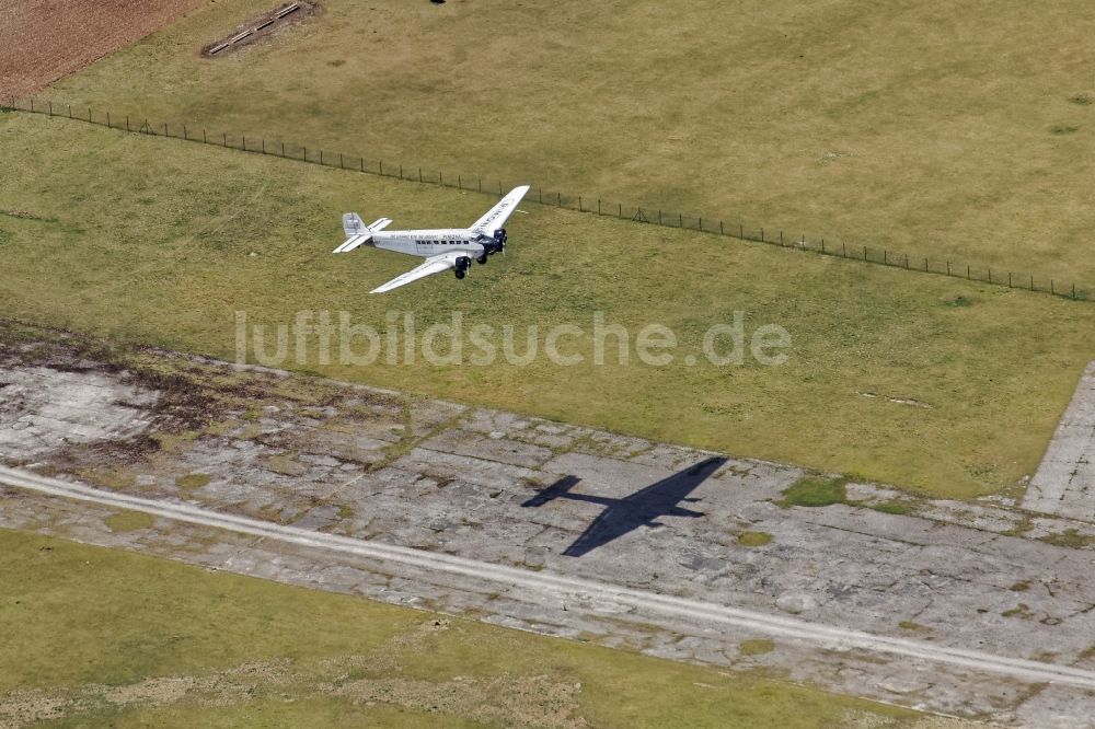 Oberschleißheim aus der Vogelperspektive: Historisches Flugzeug JU 52 beim Start von Oberschleißheim im Bundesland Bayern