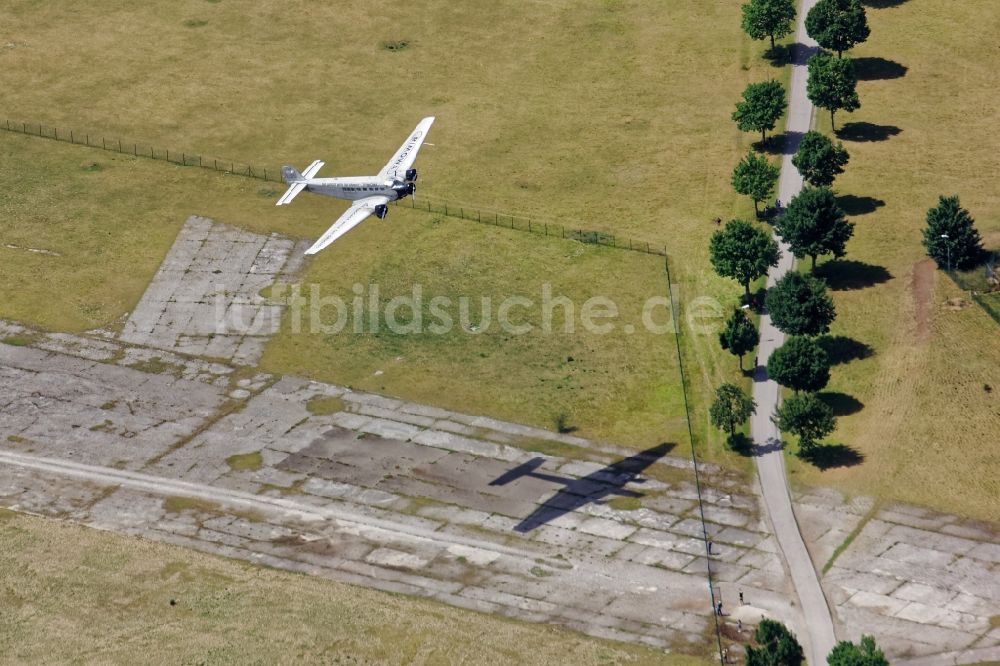 Luftbild Oberschleißheim - Historisches Flugzeug JU 52 beim Start von Oberschleißheim im Bundesland Bayern