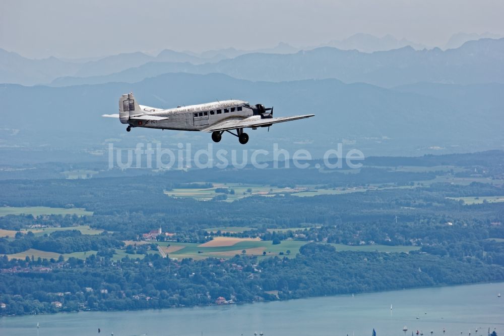 Luftbild Starnberg - Historisches Flugzeug Junkers 52 im Flug nahe dem Starnberger See im Bundesland Bayern