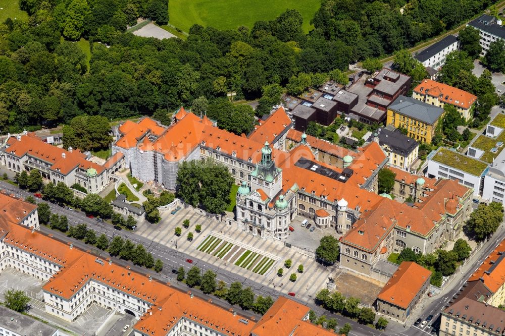 Luftaufnahme München - Historisches Museums- Gebäude- Ensemble des Bayerischen Nationalmuseums an der Prinzregentenstraße in München im Bundesland Bayern