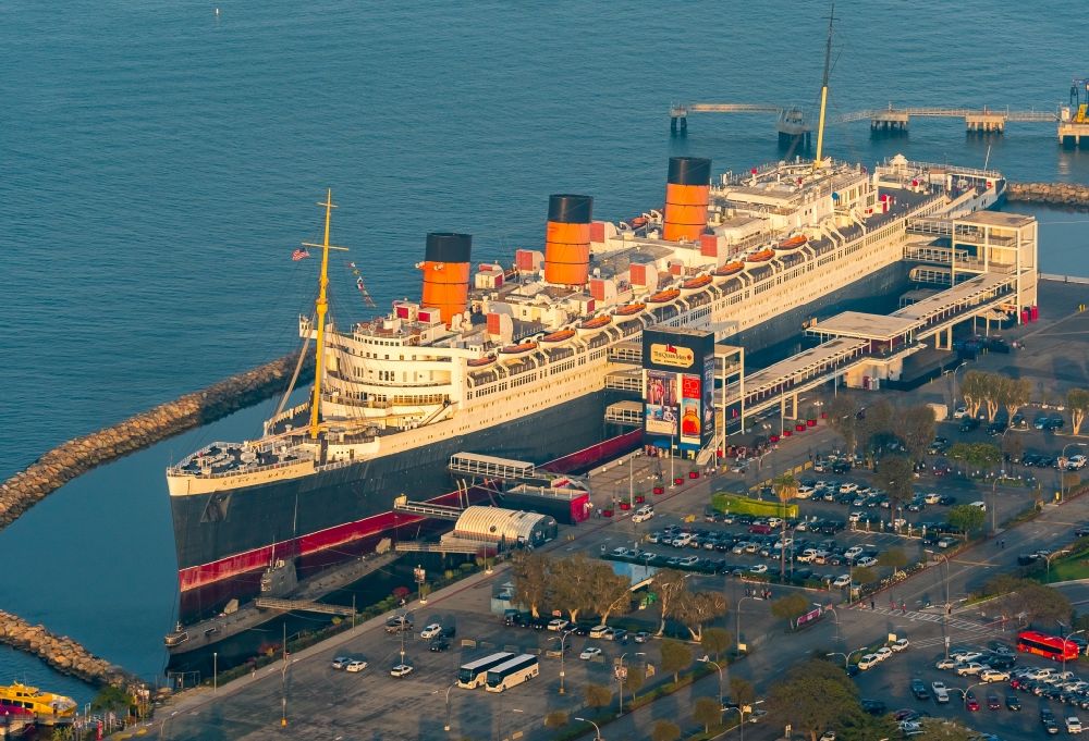 Long Beach von oben - Historisches Passagier- und Fahrgastschiff (heute Hotel) The Queen Mary in tiefstehender Sonne in Long Beach in Kalifornien, USA