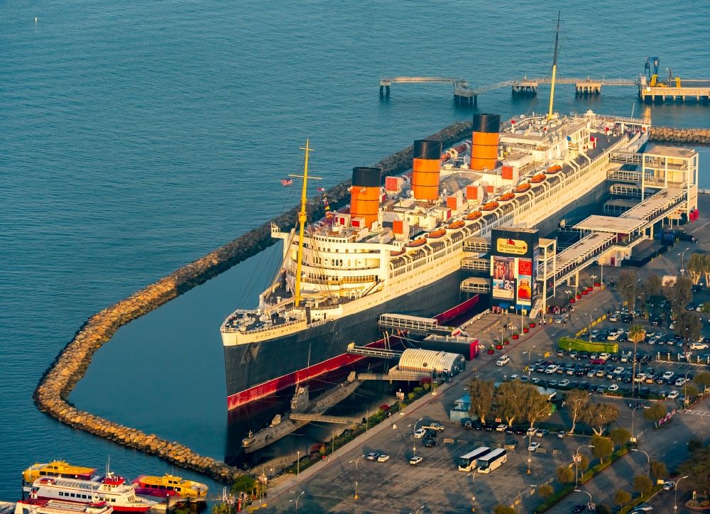 Long Beach aus der Vogelperspektive: Historisches Passagier- und Fahrgastschiff (heute Hotel) The Queen Mary in tiefstehender Sonne in Long Beach in Kalifornien, USA