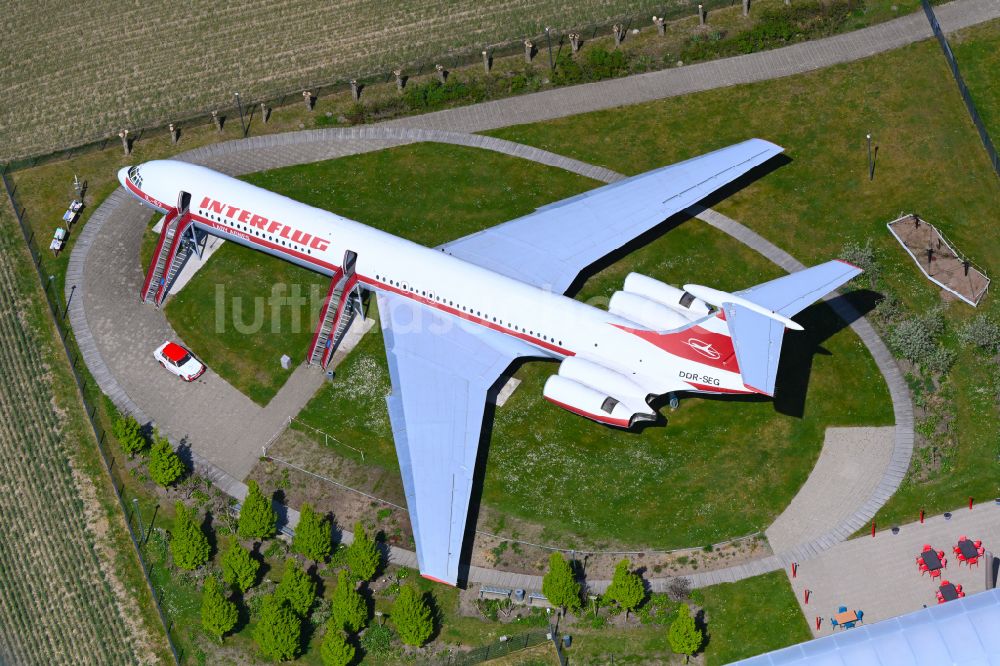 Luftbild Stölln - Historisches Passagierflugzeug IL-62 der Fluggesellschaft INTERFLUG Lady Agnes mit der Kennung DDR-SEG auf einer Abstellfläche des Flugplatz in Stölln im Bundesland Brandenburg, Deutschland