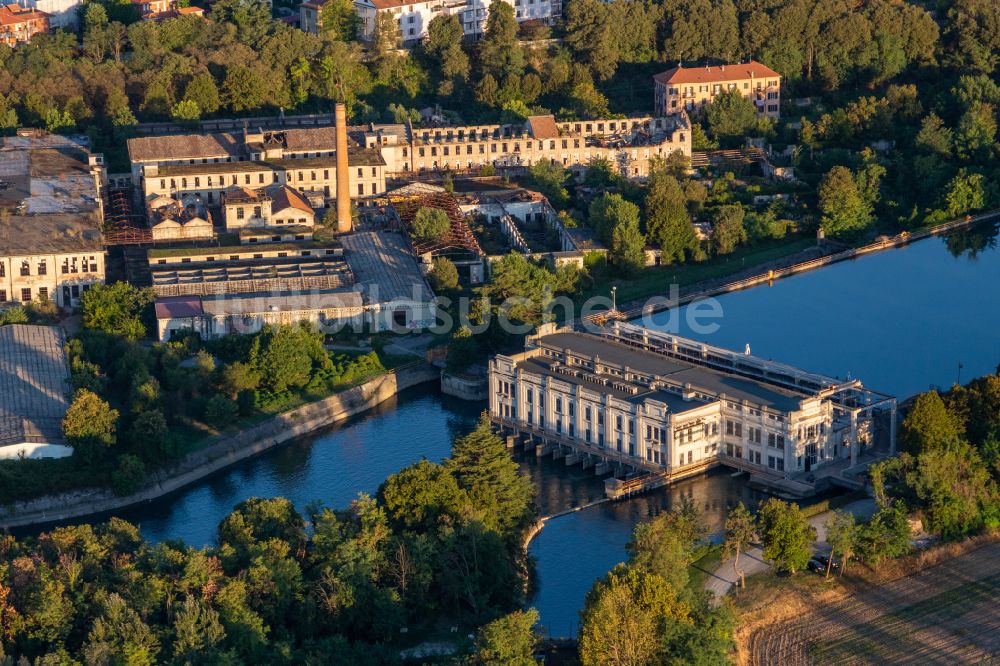 Luftbild Cassano d'Adda - Historisches Stauwerk für den Muzza Canal am Ufer des Flußverlauf der Adda in Cassano d'Adda in Lombardei, Italien