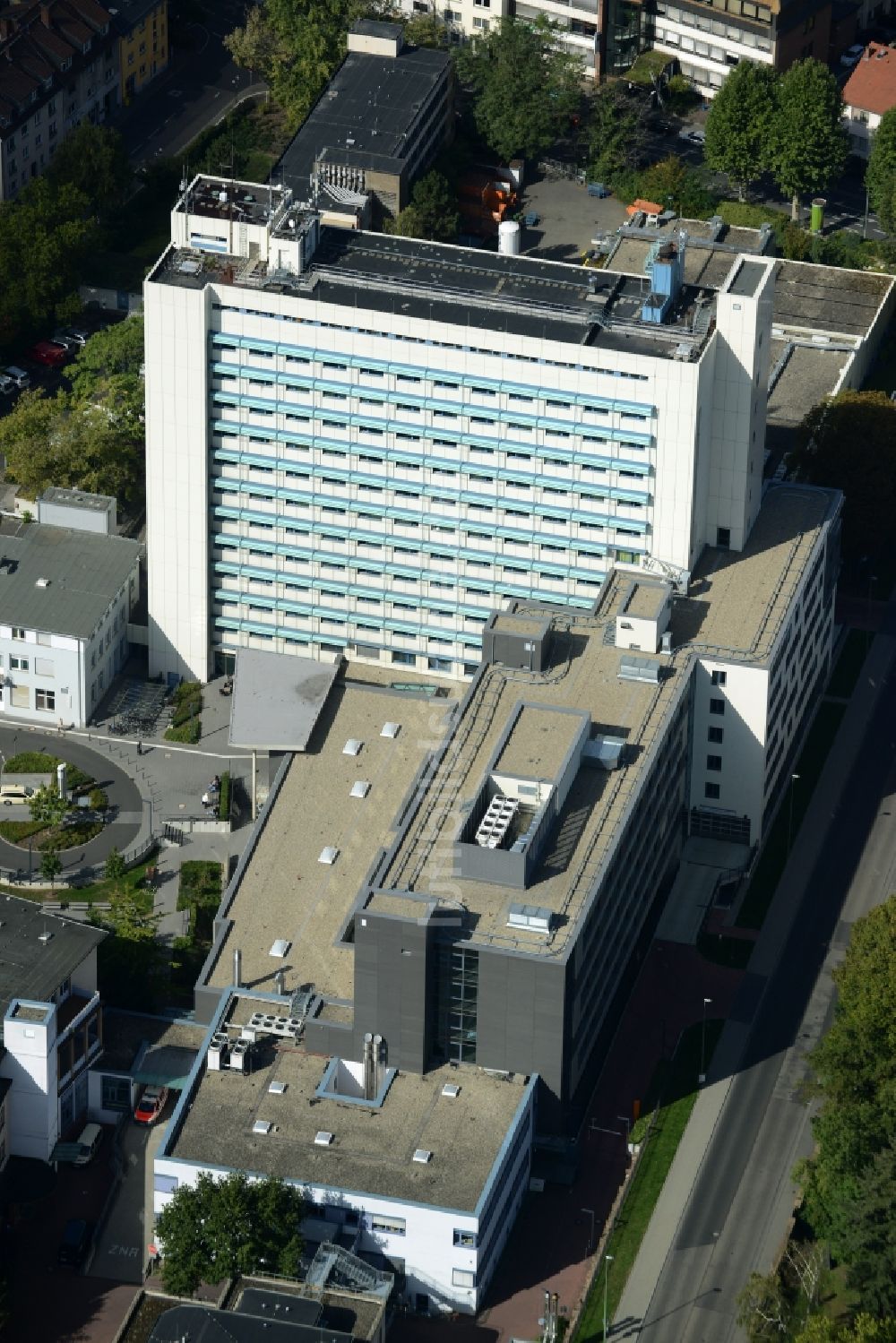 Luftaufnahme Hanau - Hochaus auf dem Klinikgelände des Krankenhauses Klinikum Hanau GmbH Leimenstraße in Hanau im Bundesland Hessen