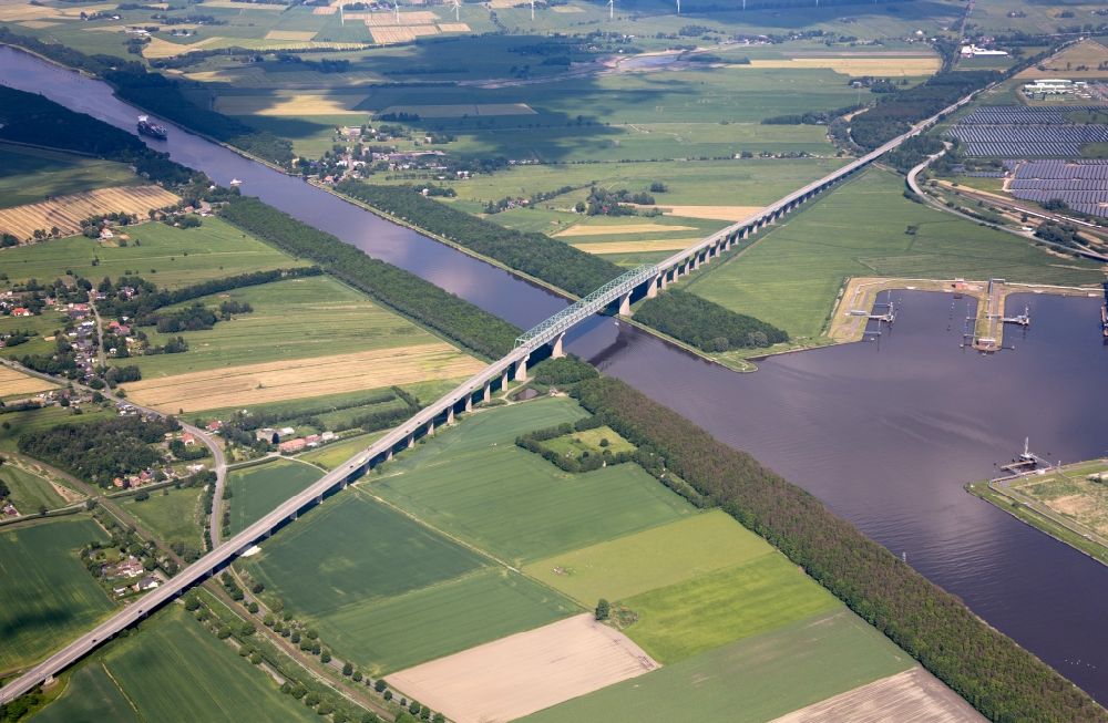 Brunsbüttel aus der Vogelperspektive: Hochbrücke über dem Nord-Ostsee-Kanal in Brunsbüttel im Bundesland Schleswig-Holstein, Deutschland