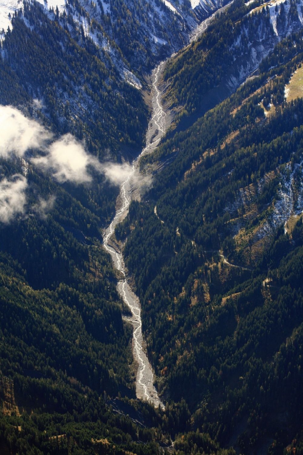 Luftbild Furna - Hochgebirgstal in der Berglandschaft der Alpen in Furna im Kanton Graubünden, Schweiz