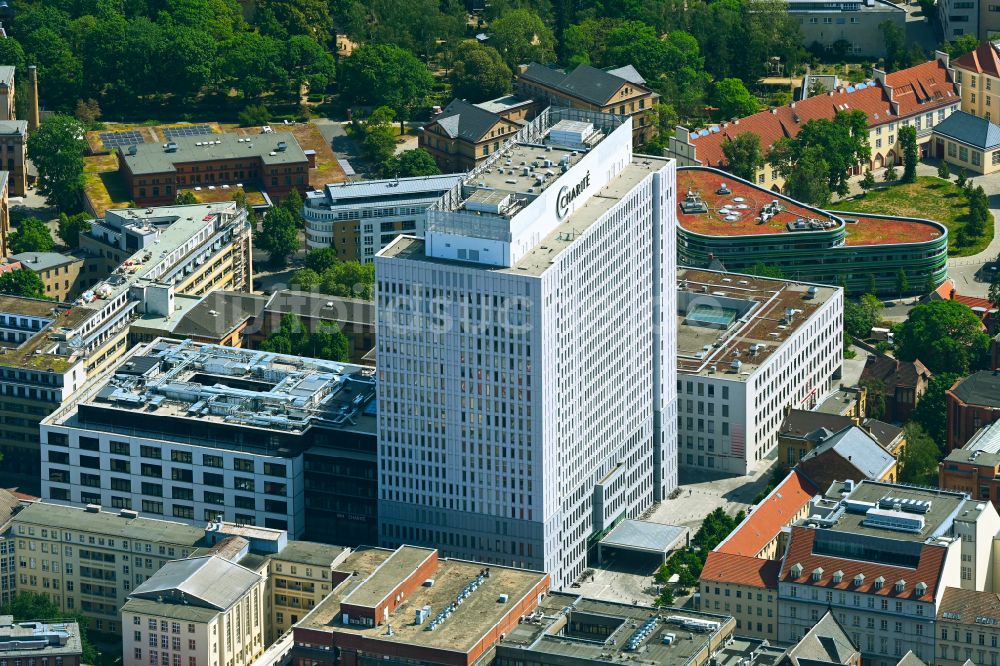 Berlin aus der Vogelperspektive: Hochhaus des Bettenturmes im Universitätsklinikum Campus Charite Mitte ( CCM ) in Berlin