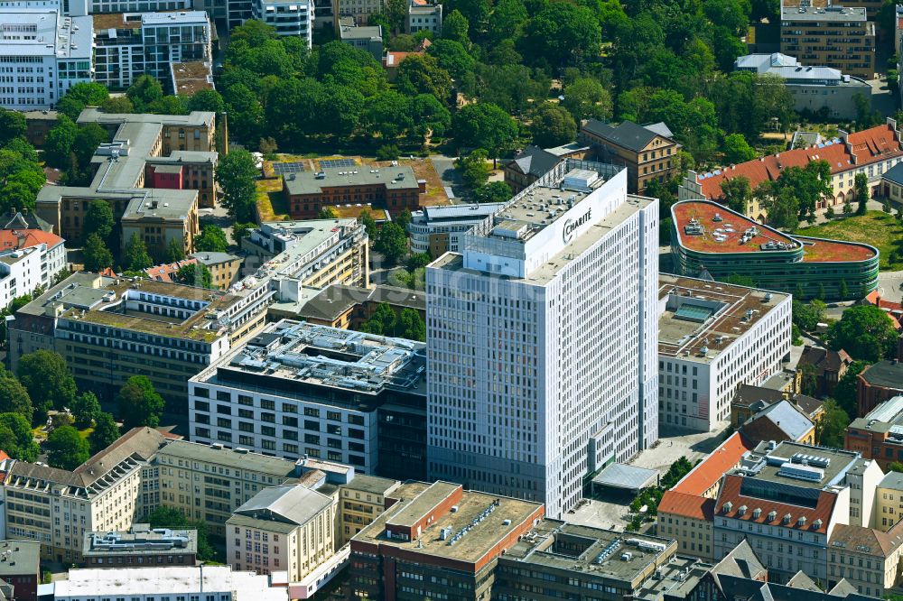 Luftbild Berlin - Hochhaus des Bettenturmes im Universitätsklinikum Campus Charite Mitte ( CCM ) in Berlin