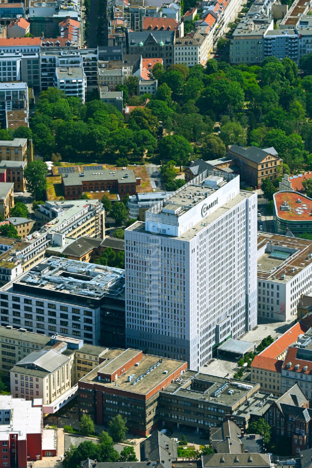 Luftaufnahme Berlin - Hochhaus des Bettenturmes im Universitätsklinikum Campus Charite Mitte ( CCM ) in Berlin