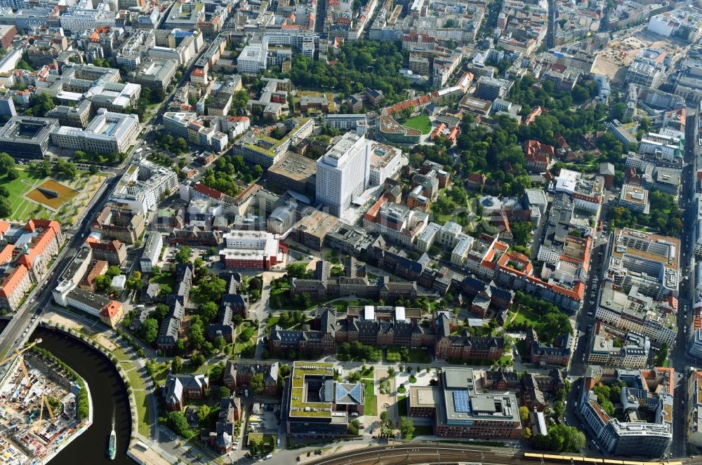 Luftaufnahme Berlin - Hochhaus des Bettenturmes im Universitätsklinikum Campus Charite Mitte ( CCM ) im Ortsteil Mitte in Berlin