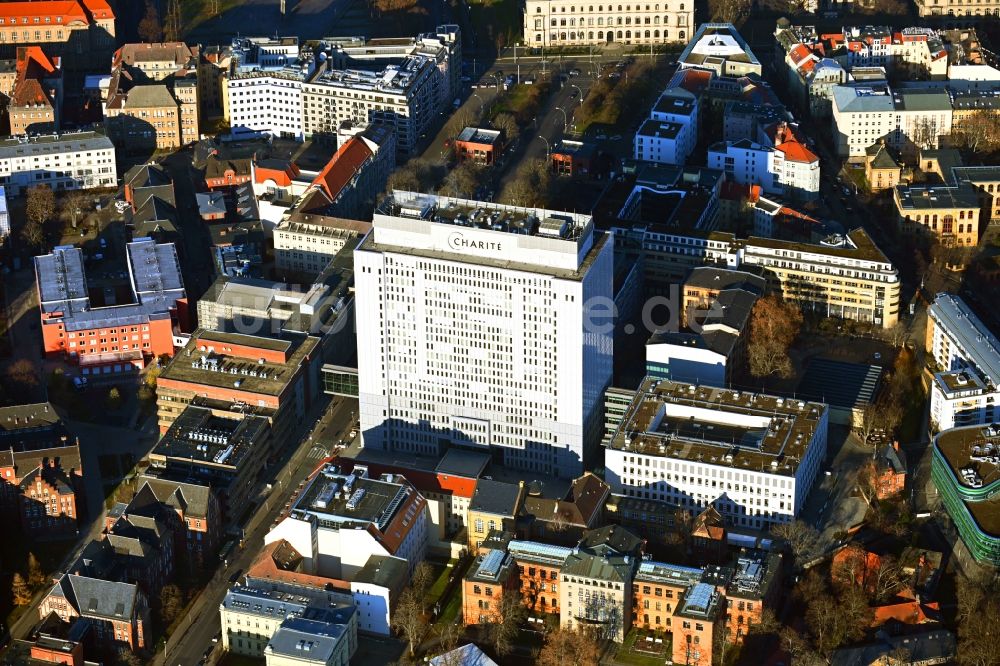 Luftbild Berlin - Hochhaus des Bettenturmes im Universitätsklinikum Campus Charite Mitte ( CCM ) im Ortsteil Mitte in Berlin
