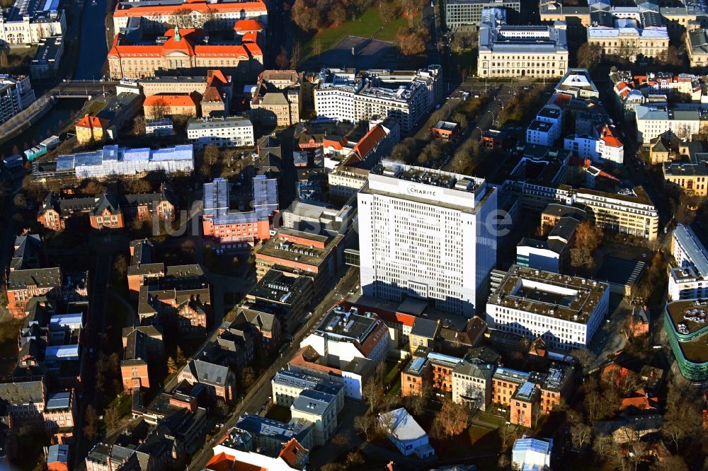Luftaufnahme Berlin - Hochhaus des Bettenturmes im Universitätsklinikum Campus Charite Mitte ( CCM ) im Ortsteil Mitte in Berlin