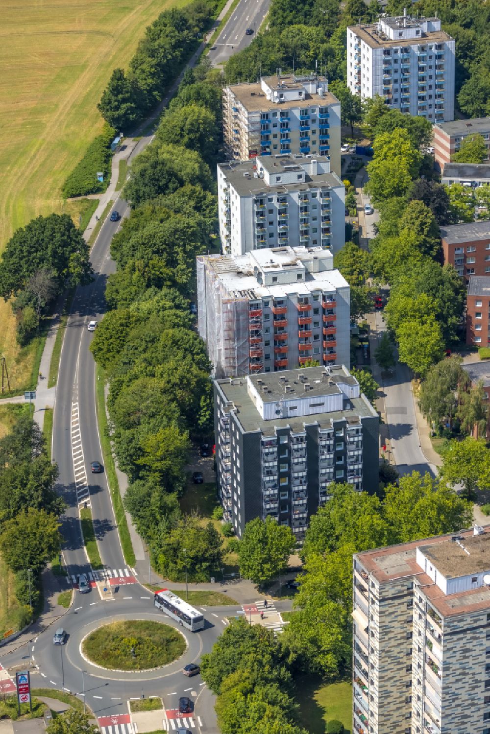 Luftaufnahme Heiligenhaus - Hochhaus- Ensemble einer Mehrfamilienhaussiedlung an der Höseler Straße in Heiligenhaus im Bundesland Nordrhein-Westfalen, Deutschland