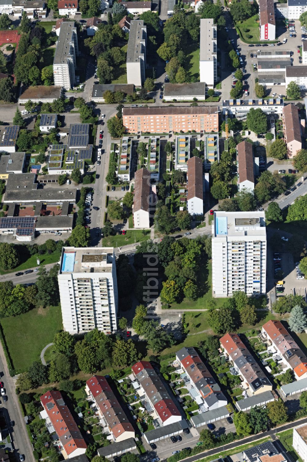 Luftbild Neu-Ulm - Hochhaus- Ensemble mit Pool auf dem Dach in Neu-Ulm im Bundesland Bayern, Deutschland