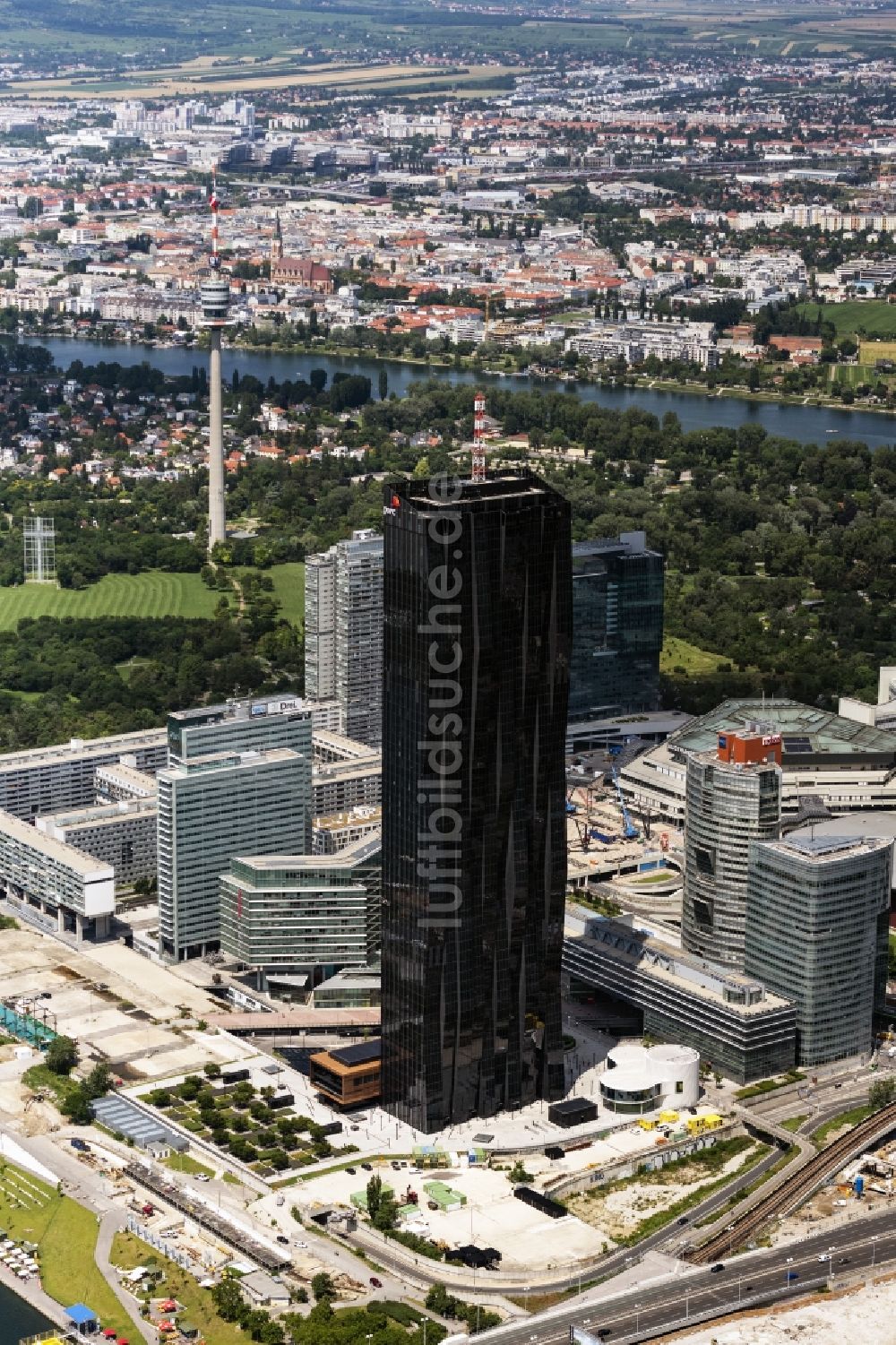 Luftaufnahme Wien - Hochhaus- Ensemble mit dem DC Tower 1 von dem Französischem Architekten Dominique Perrault geplant und liegt in der Wiener Donau City in Wien in Österreich