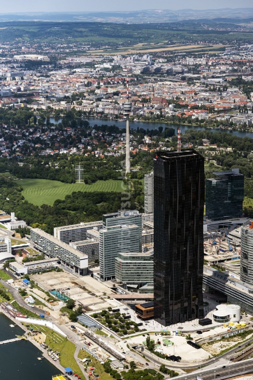 Wien von oben - Hochhaus- Ensemble mit dem DC Tower 1 von dem Französischem Architekten Dominique Perrault geplant und liegt in der Wiener Donau City in Wien in Österreich