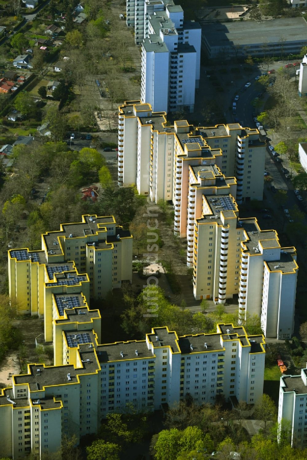 Luftbild Berlin - Hochhaus- Ensemble eines Wohngebietes am Blasewitzer Ring im Stadtteil Wilhelmstadt in Berlin, Deutschland