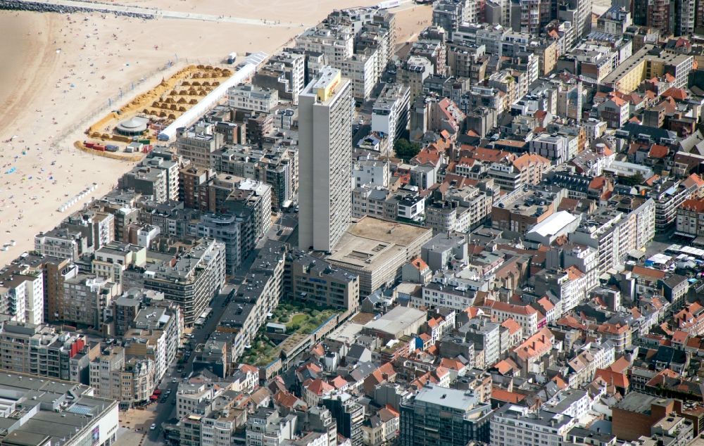 Ostende von oben - Hochhaus Europacentrum im Stadtgebiet von Ostende in Belgien