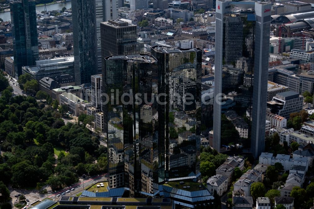 Luftaufnahme Frankfurt am Main - Hochhaus des Finanzdienstleistungs- Unternehmens Deutsche Bank in Frankfurt am Main im Bundesland Hessen, Deutschland