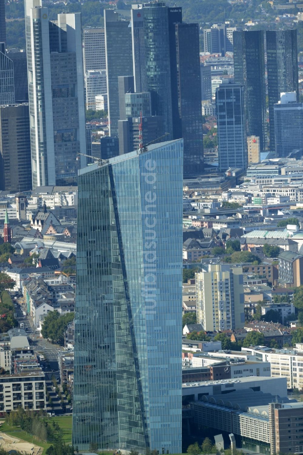 Frankfurt am Main aus der Vogelperspektive: Hochhaus des Finanzdienstleistungs- Unternehmens EZB Europäische Zentralbank in Frankfurt am Main im Bundesland Hessen, Deutschland