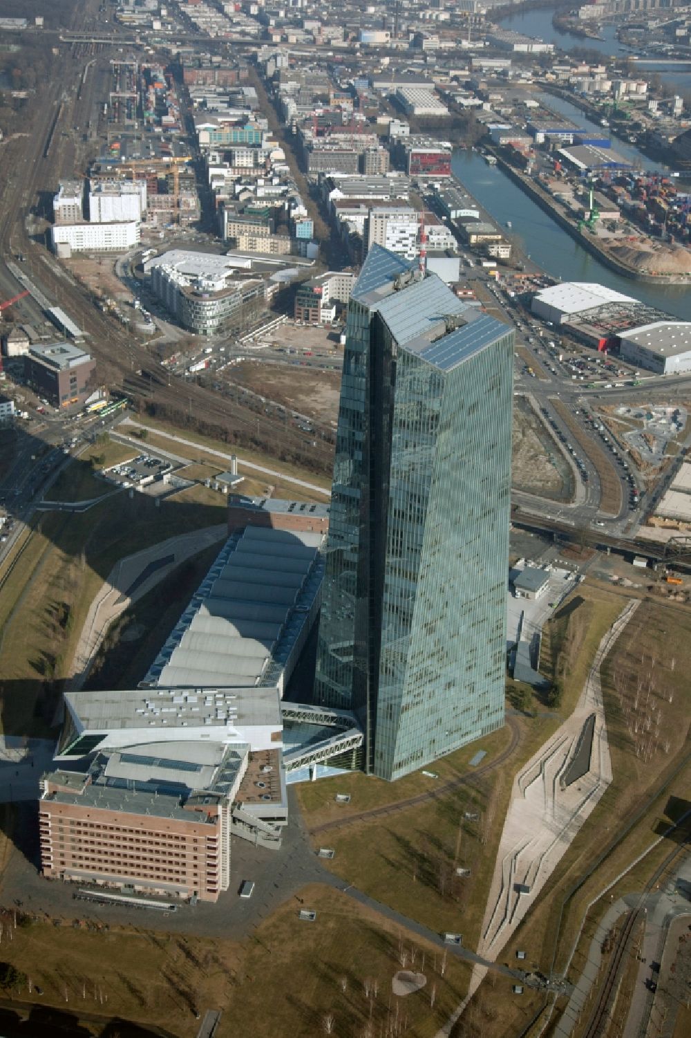 Luftaufnahme Frankfurt am Main - Hochhaus des Finanzdienstleistungs- Unternehmens EZB Europäische Zentralbank in Frankfurt am Main im Bundesland Hessen, Deutschland
