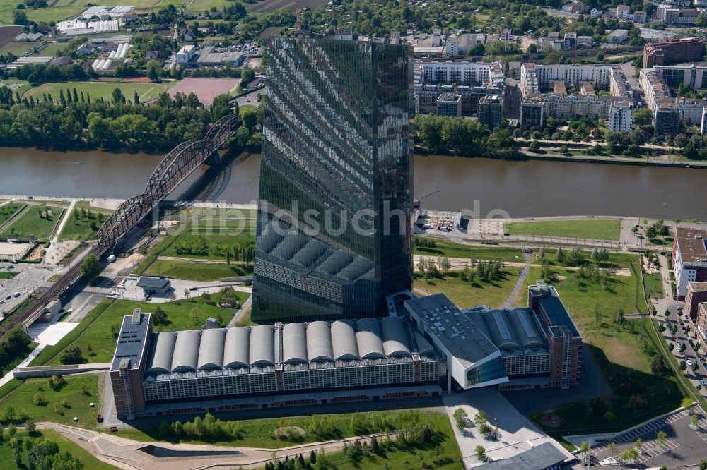 Luftaufnahme Frankfurt am Main - Hochhaus des Finanzdienstleistungs- Unternehmens EZB Europäische Zentralbank in Frankfurt am Main im Bundesland Hessen, Deutschland