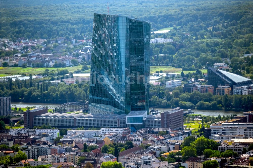 Frankfurt am Main aus der Vogelperspektive: Hochhaus des Finanzdienstleistungs- Unternehmens EZB Europäische Zentralbank in Frankfurt am Main im Bundesland Hessen, Deutschland