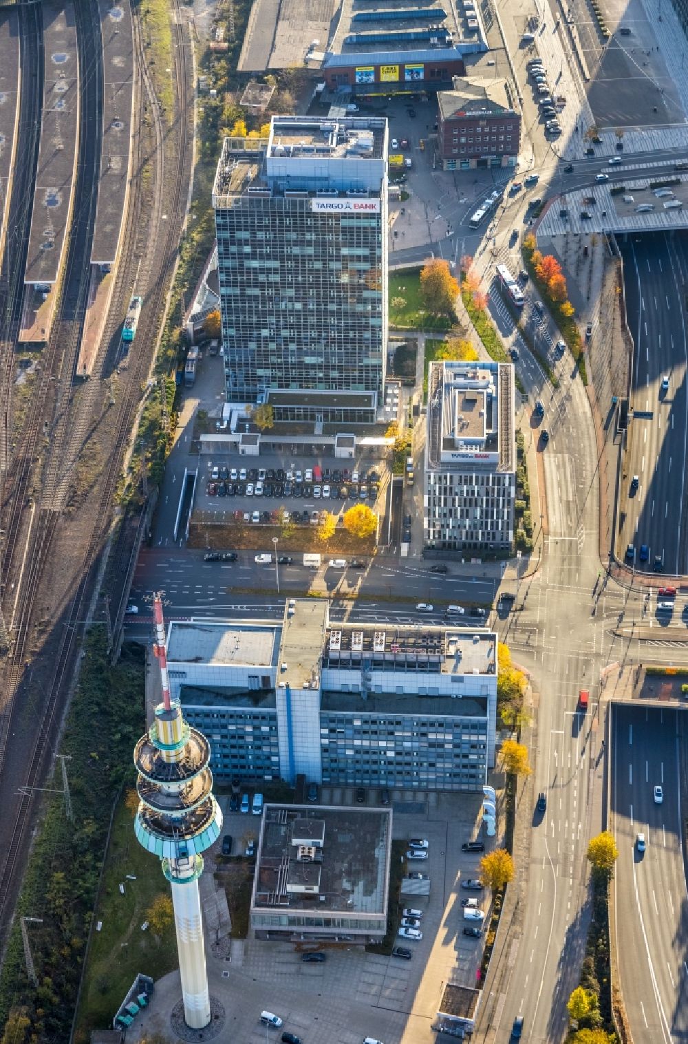Luftbild Duisburg - Hochhaus des Finanzdienstleistungs- Unternehmens der TARGOBANK AG am Harry-Epstein-Platz in Duisburg im Bundesland Nordrhein-Westfalen, Deutschland