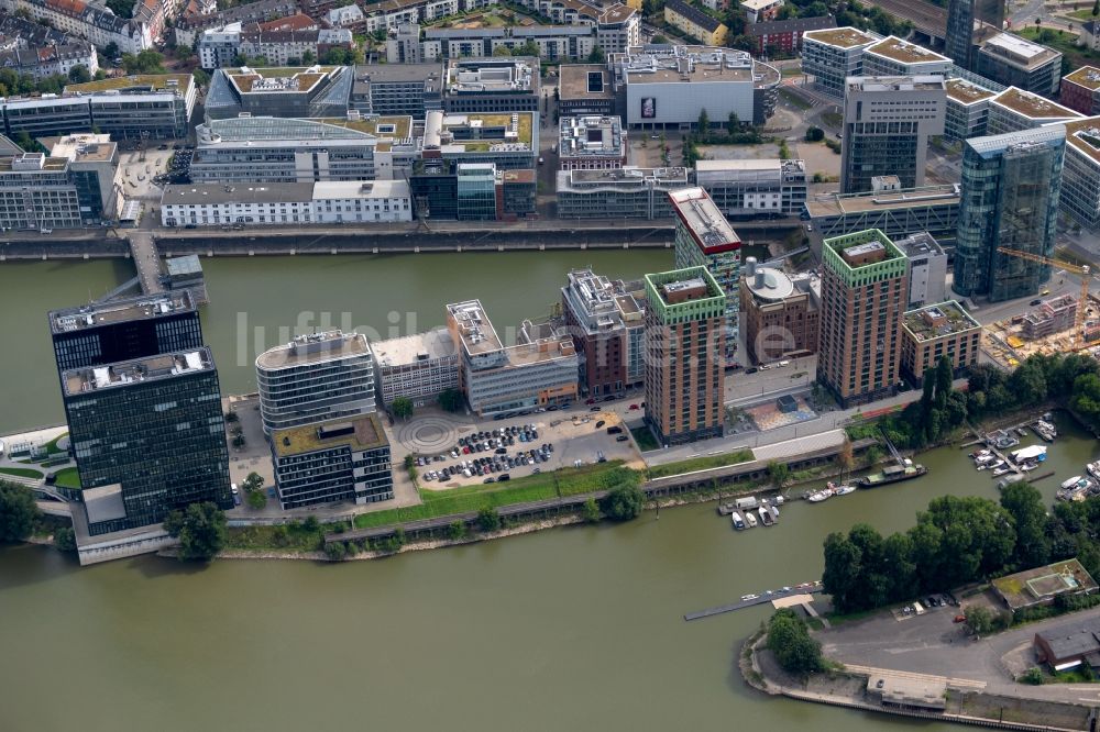 Luftaufnahme Düsseldorf - Hochhaus- Gebäudekomplex Düsseldorfer Heimathafen des Projekts im Medienhafen in Düsseldorf im Bundesland Nordrhein-Westfalen, Deutschland