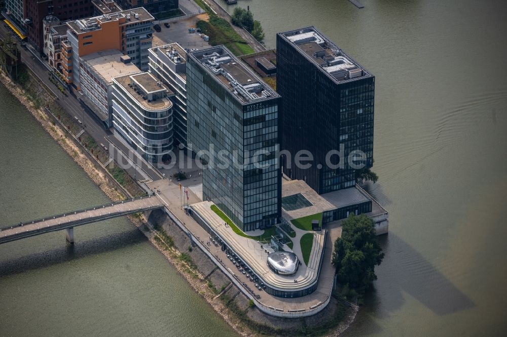 Düsseldorf von oben - Hochhaus- Gebäudekomplex Düsseldorfer Heimathafen des Projekts im Medienhafen in Düsseldorf im Bundesland Nordrhein-Westfalen, Deutschland