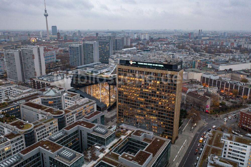 Berlin aus der Vogelperspektive: Hochhaus- Gebäude des Axel-Springer Verlages in Berlin, Deutschland