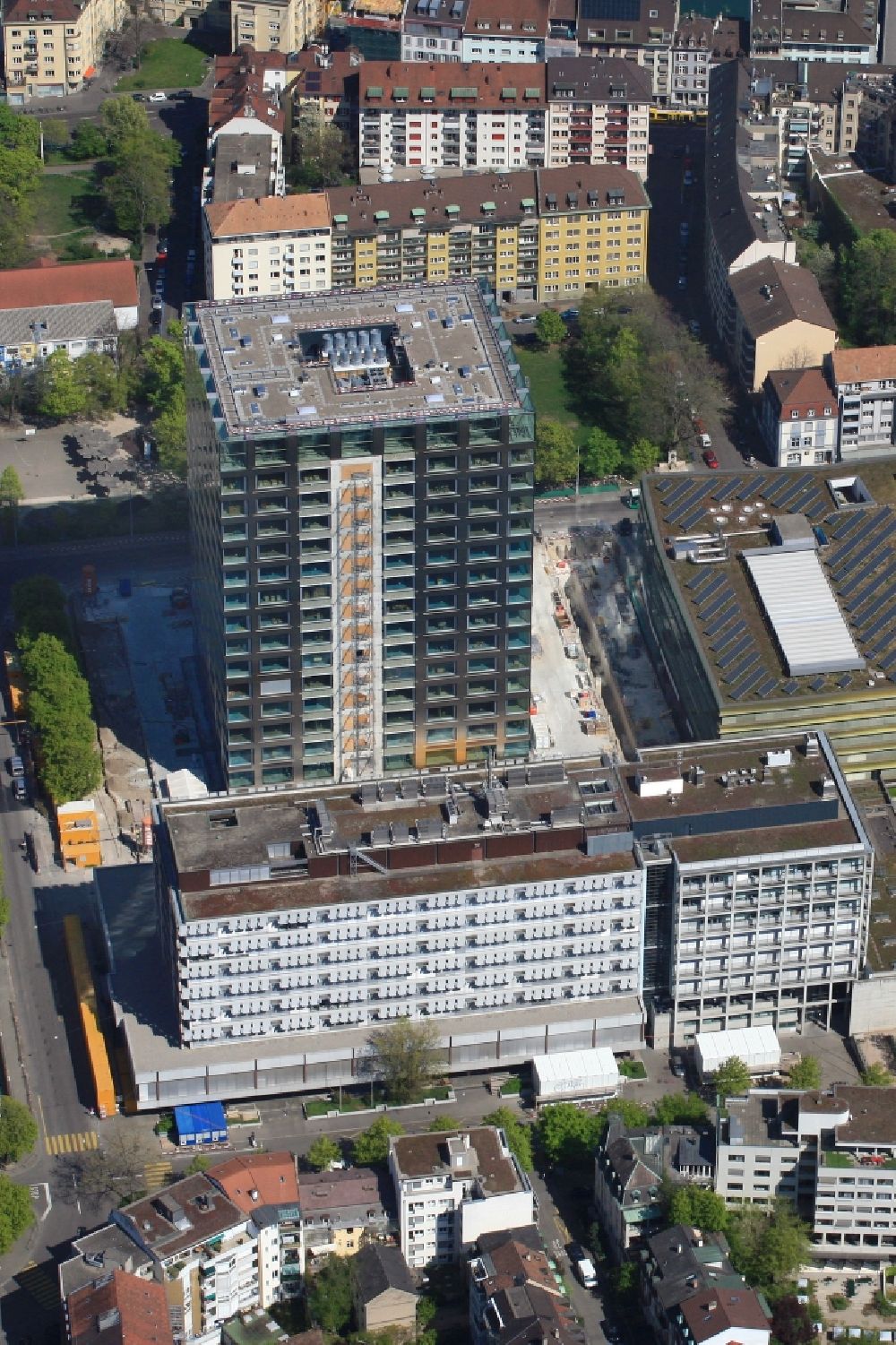 Luftbild Basel - Hochhaus- Gebäude und Biozentrum der Universität Basel in Basel in der Schweiz