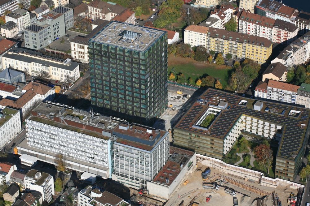 Luftaufnahme Basel - Hochhaus- Gebäude und Biozentrum der Universität Basel in Basel in der Schweiz