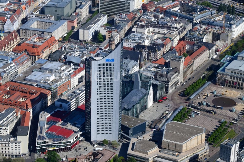 Leipzig von oben - Hochhaus- Gebäude City-Hochhaus am Augustusplatz in Leipzig im Bundesland Sachsen