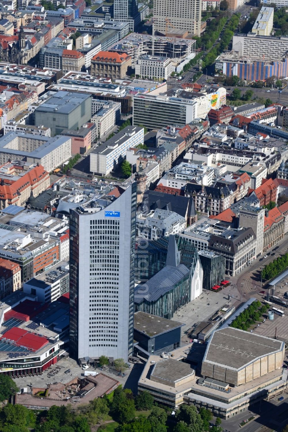 Leipzig aus der Vogelperspektive: Hochhaus- Gebäude City-Hochhaus am Augustusplatz in Leipzig im Bundesland Sachsen