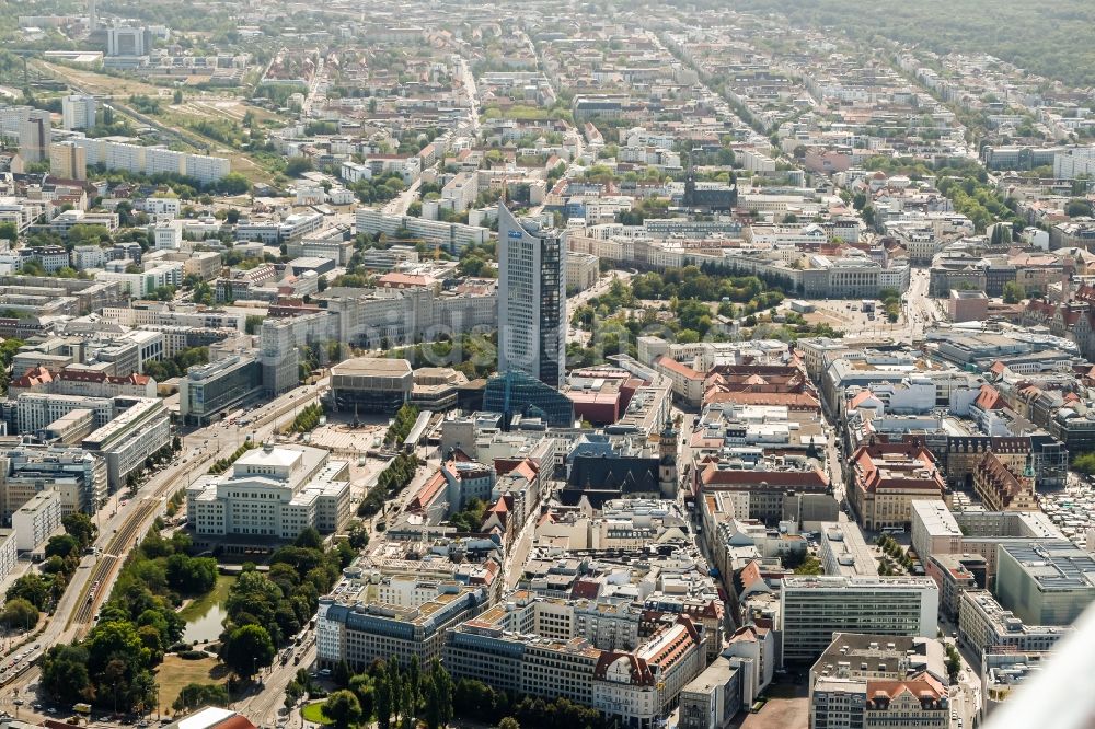 Leipzig aus der Vogelperspektive: Hochhaus- Gebäude City-Hochhaus am Augustusplatz in Leipzig im Bundesland Sachsen