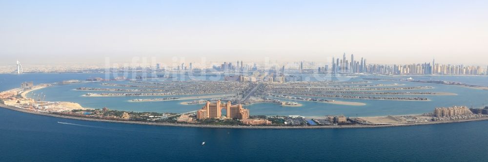 Dubai aus der Vogelperspektive: Hochhaus- Gebäude der Hotelanlage Atlantis, The Palm Crescent Rd im Ortsteil The Palm Jumeirah in Dubai in Vereinigte Arabische Emirate