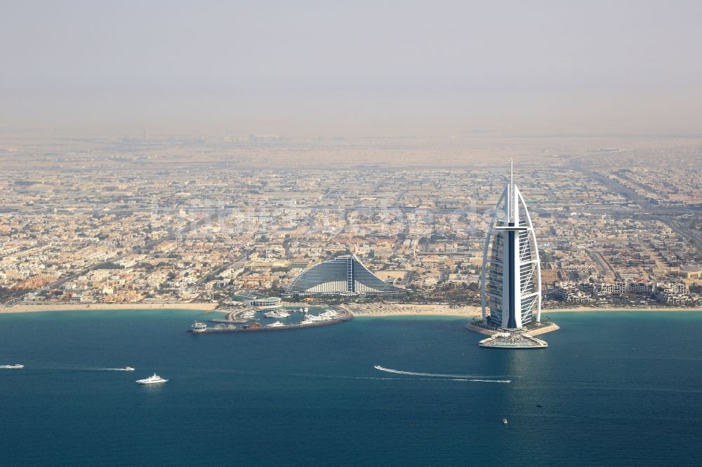 Dubai von oben - Hochhaus- Gebäude der Hotelanlage Burj Al Arab Jumeirah im Küstenbereich des Persischen Golf im Ortsteil Umm Suqeim in Dubai in Vereinigte Arabische Emirate