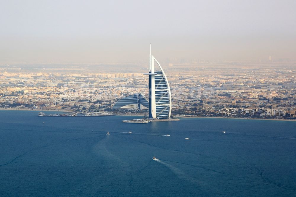 Dubai aus der Vogelperspektive: Hochhaus- Gebäude der Hotelanlage Burj Al Arab Jumeirah im Küstenbereich des Persischen Golf im Ortsteil Umm Suqeim in Dubai in Vereinigte Arabische Emirate