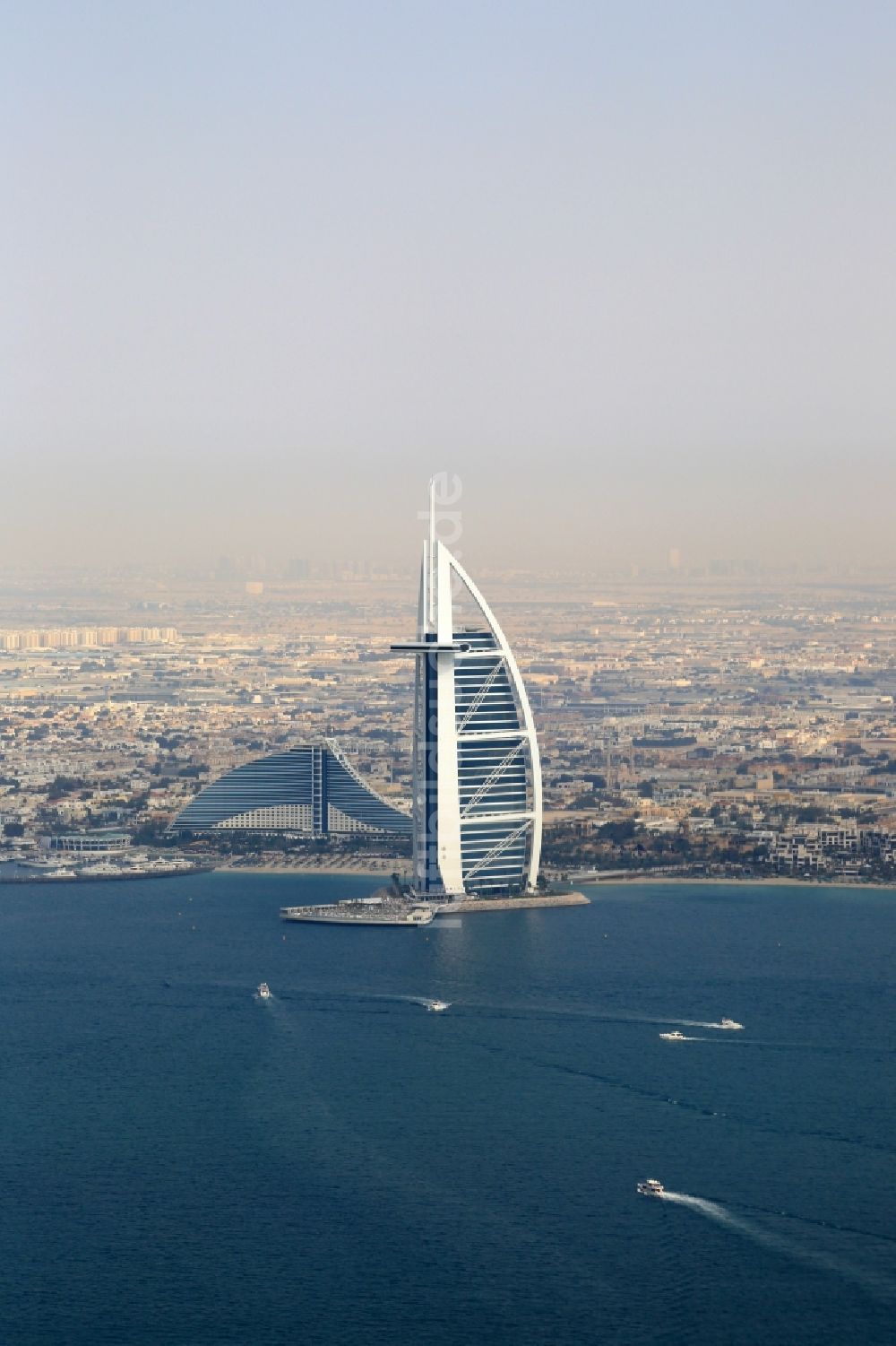 Luftaufnahme Dubai - Hochhaus- Gebäude der Hotelanlage Burj Al Arab Jumeirah im Küstenbereich des Persischen Golf im Ortsteil Umm Suqeim in Dubai in Vereinigte Arabische Emirate