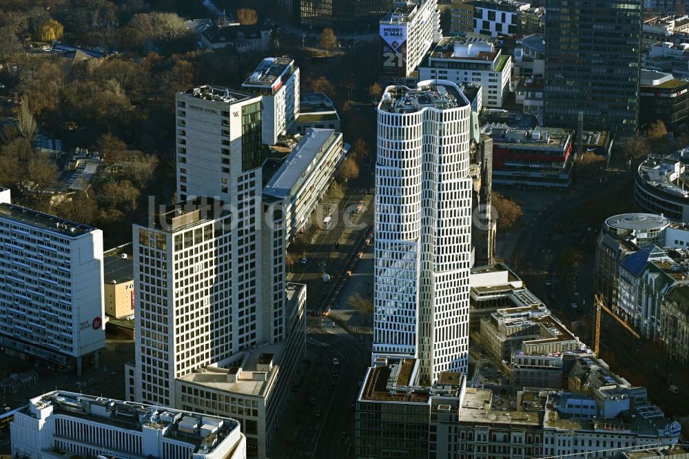 Berlin aus der Vogelperspektive: Hochhaus- Gebäude der Hotelanlage Hotel Motel One Berlin-Upper West in Berlin, Deutschland