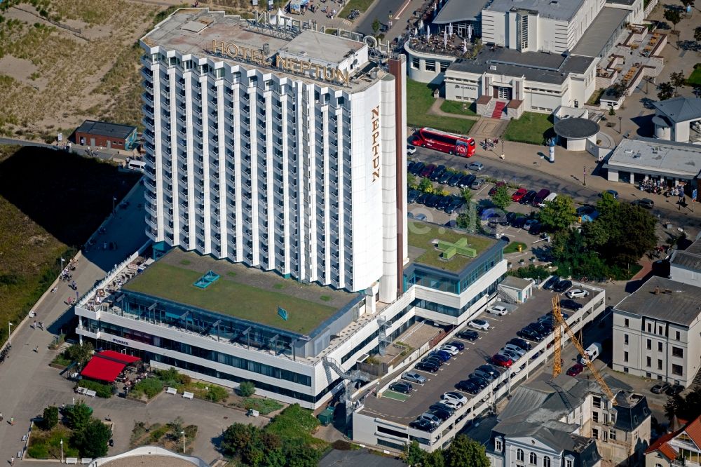 Luftaufnahme Rostock - Hochhaus- Gebäude der Hotelanlage Hotel NEPTUN an der Seestraße in Rostock im Bundesland Mecklenburg-Vorpommern, Deutschland