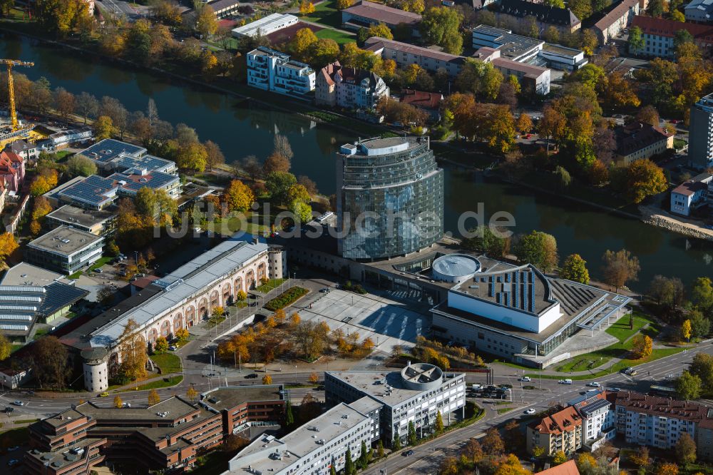 Luftaufnahme Ulm - Hochhaus- Gebäude der Hotelanlage des Maritim Hotel Ulm an der Brücke über die Donau in Ulm im Bundesland Baden-Württemberg, Deutschland