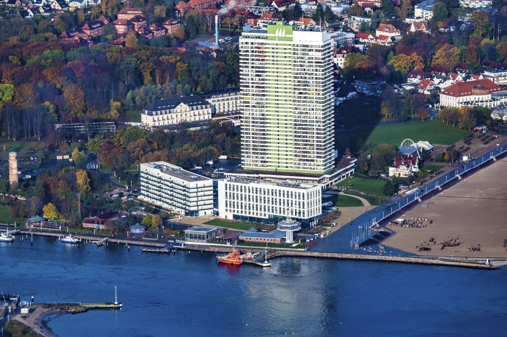 Luftbild Lübeck - Hochhaus- Gebäude der Hotelanlage Maritim Strandhotel Travemünde Trelleborgallee in Travemünde im Bundesland Schleswig-Holstein