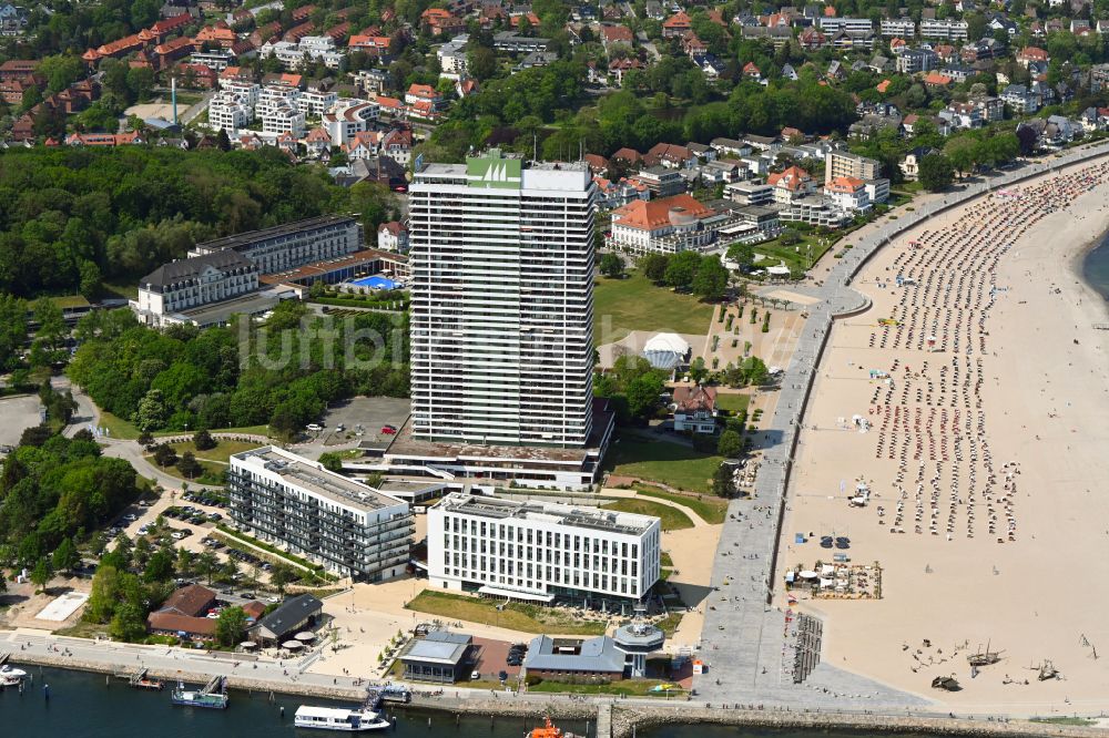 Lübeck aus der Vogelperspektive: Hochhaus- Gebäude der Hotelanlage Maritim Strandhotel Travemünde Trelleborgallee in Travemünde im Bundesland Schleswig-Holstein