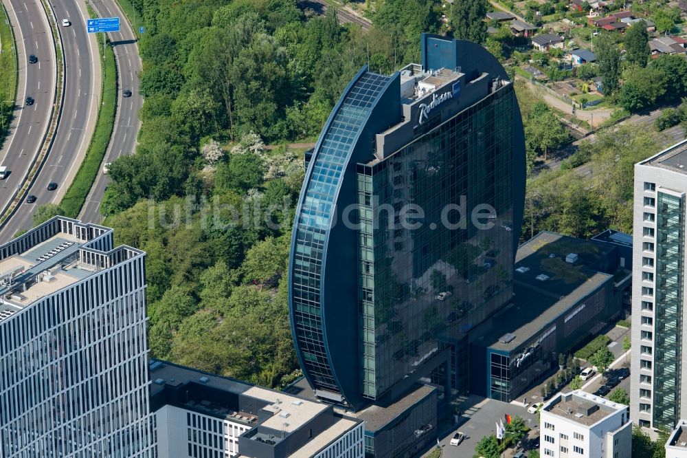 Frankfurt am Main aus der Vogelperspektive: Hochhaus- Gebäude der Hotelanlage Radisson Blu Hotel an der Franklinstraße in Frankfurt am Main im Bundesland Hessen
